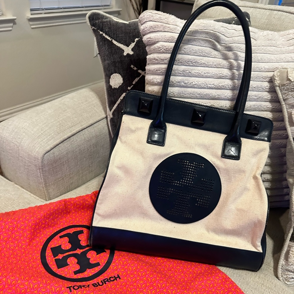 Tory Burch canvas and navy leather tote. Magnetic closure. Excellent conditions